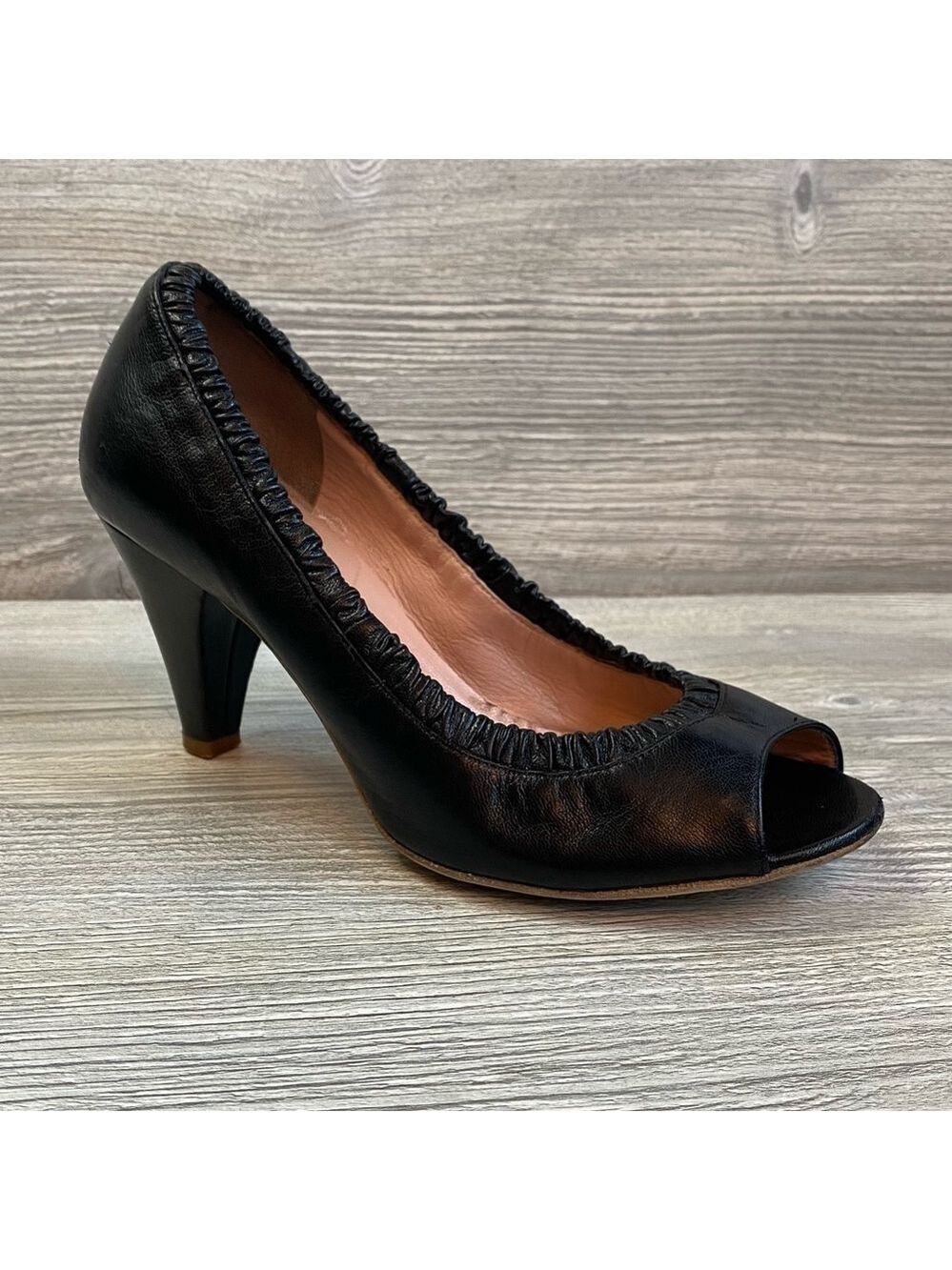 Black leather ruffle peep toe pumps. Marc Jacobs elastic peep toe classic 36